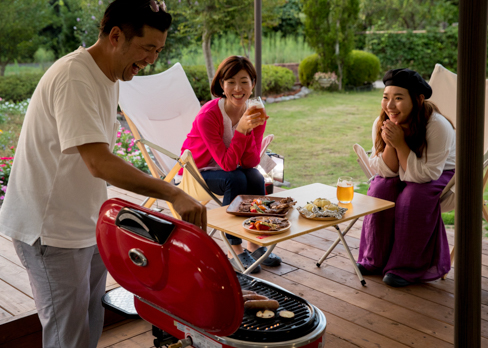 A group of people enjoying barbecue in Glamp House DAISEN