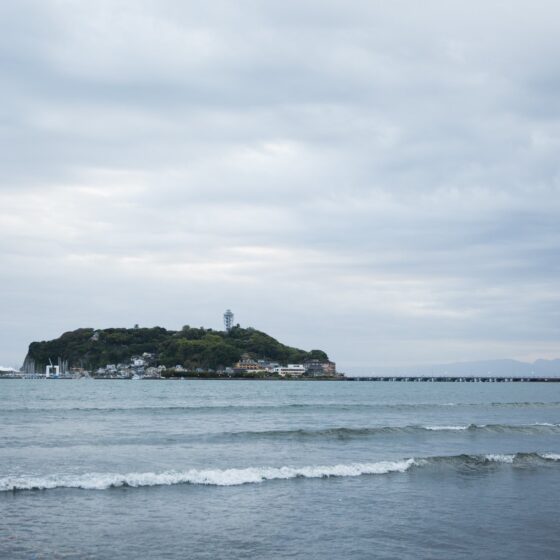 腰越の海から見る江ノ島