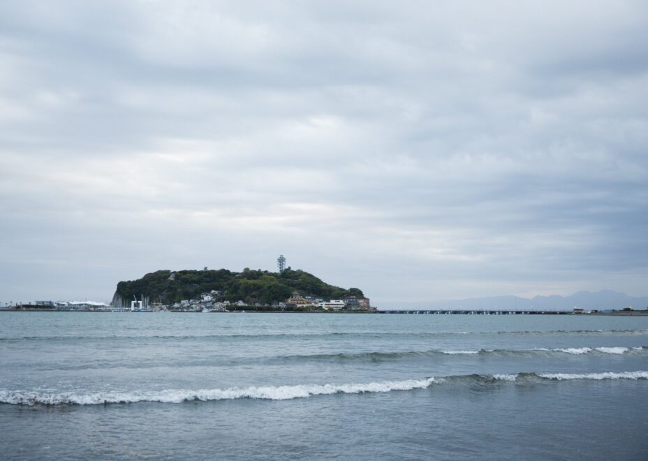 腰越の海から見る江ノ島